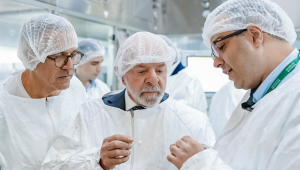 Presidente Lula durante visita ao Centro de Produção de Vacina contra a Dengue (PVD) do Instituto Butantan nesta segunda-feira (9)