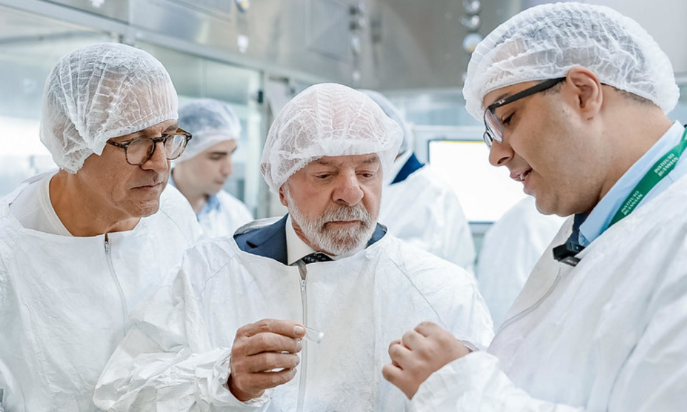 Presidente Lula durante visita ao Centro de Produção de Vacina contra a Dengue (PVD) do Instituto Butantan nesta segunda-feira (9)