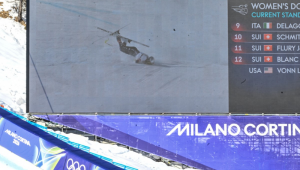 Telão mostra a americana Lindsey Vonn caindo durante a prova de downhill feminino nos Jogos Olímpicos de Inverno de Milão-Cortina 2026