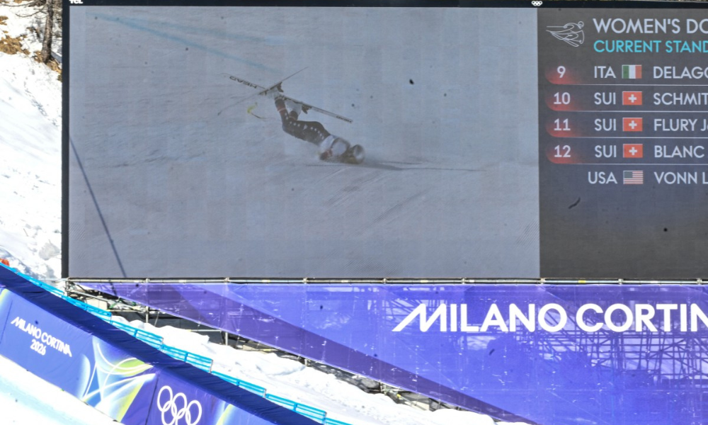 Estrela do esqui alpino cai durante prova e é resgatada de helicóptero