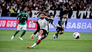 Memphis durante pênalti desperdiçado no clássico contra o Palmeiras