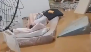 Idosos boiam em colchões após casa de repouso inundar em Ubá