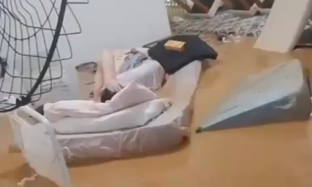 Idosos boiam em colchões após casa de repouso inundar em Ubá