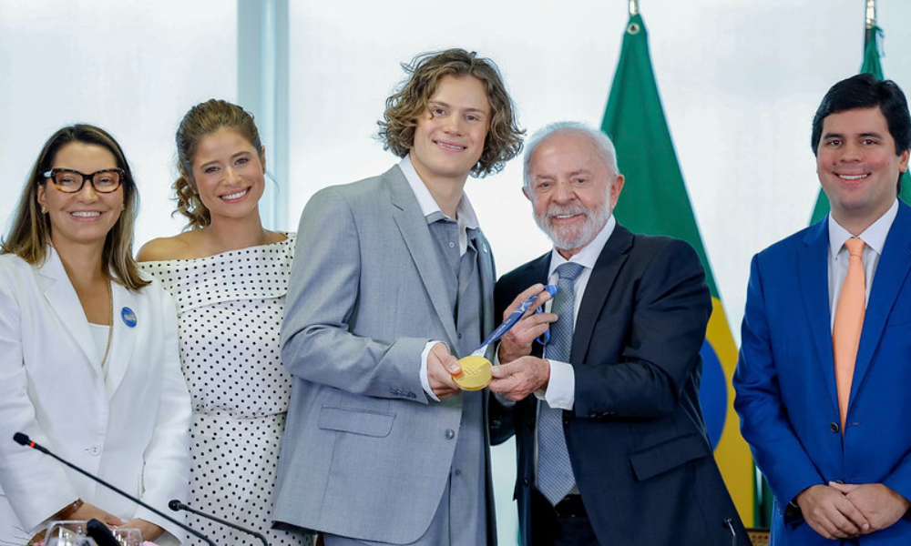 Presidente Lula durante encontro com o atleta medalhista de ouro nos Jogos Olímpicos de Inverno Milão–Cortina 2026, Lucas Pinheiro Braathen