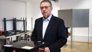 Socialista António José Seguro vota nas eleições presidenciais de Portugal neste domingo (8)