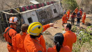 Equipes de resgate ajudam nas buscas por vítimas em acidente no Sertão de Alagoas
