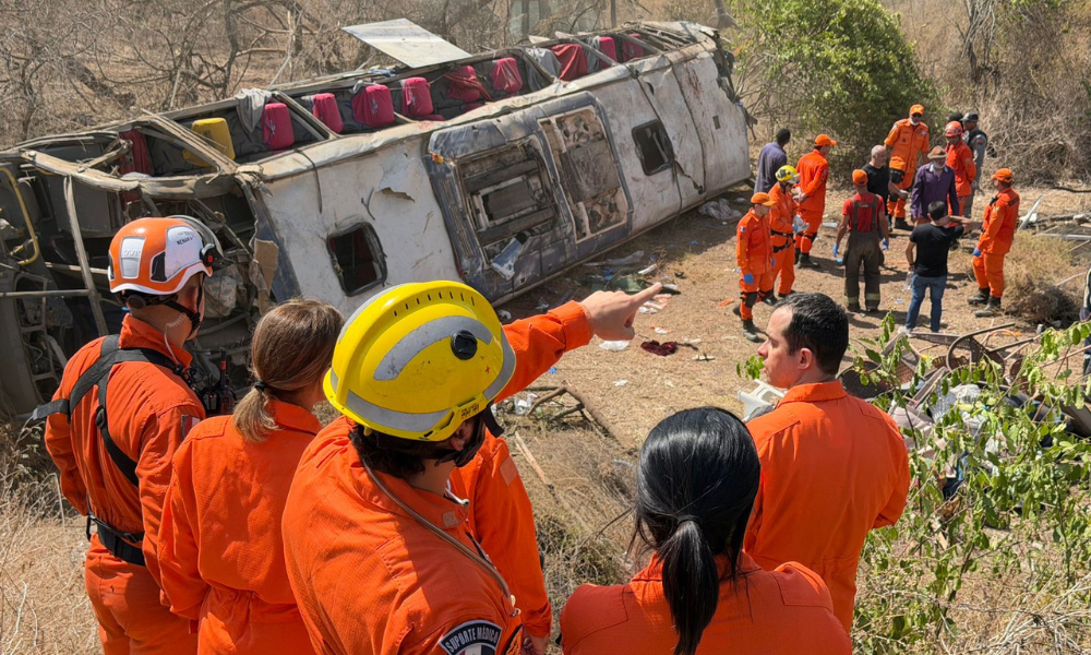 Equipes de resgate ajudam nas buscas por vítimas em acidente no Sertão de Alagoas