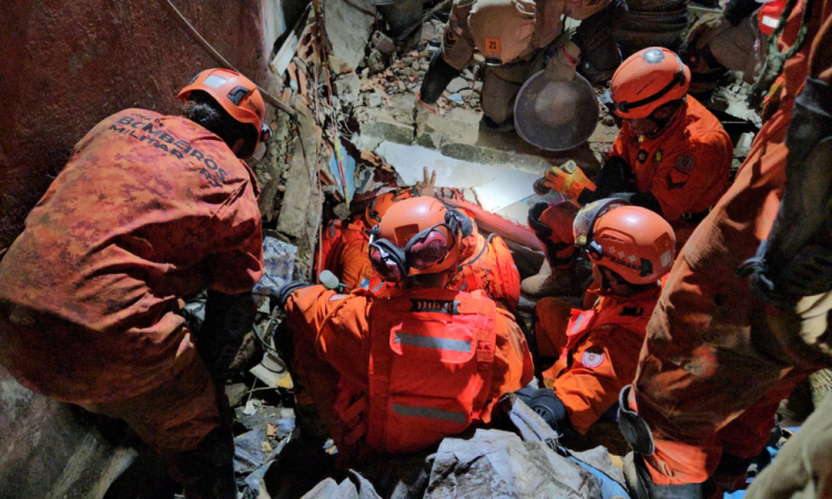 Corpo de Bombeiros atende chamado no Maracanã, zona norte do RJ, após casa desabar na madrugada desta segunda-feira