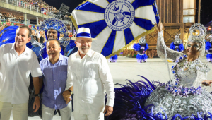 Lula e Eduardo Paes durante desfile da Acadêmicos de Niterói