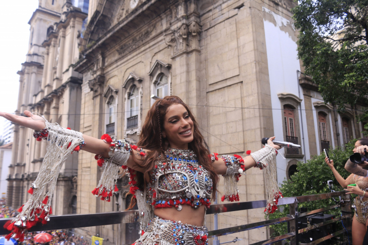 Bloco da Anitta reúne multidão e famosos no centro do RJ