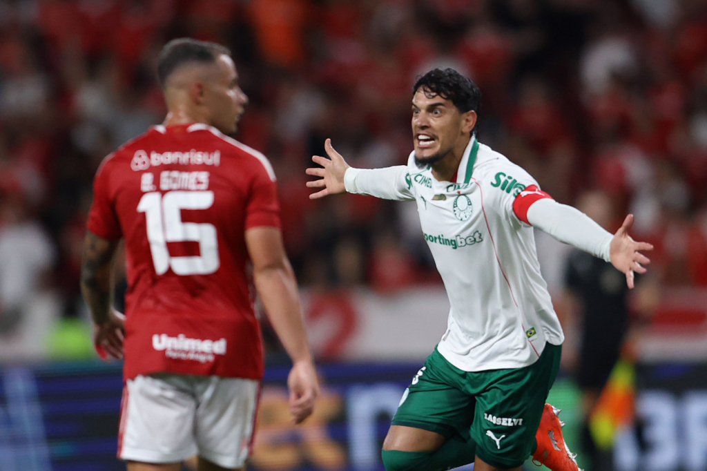 Palmeiras vence Internacional por 3 a 1 e assume liderança do Brasileirão