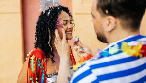 7 fantasias de carnaval de última hora que vão te salvar (e viralizar no bloco)