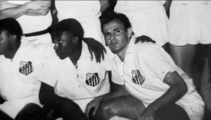 Pepe ao lado de Pelé, no Santos