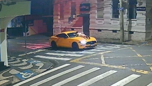 Mulher em cima do capô de Mustang