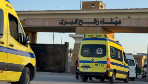 Ambulâncias aguardam em fila no lado egípcio da passagem de fronteira de Rafah com a Faixa de Gaza palestina, no nordeste do Egito, no primeiro dia da evacuação de cerca de 50 palestinos, na passagem de Rafah, em 2 de fevereiro de 2026. A principal passagem de fronteira de Rafah, em Gaza, foi reaberta aos palestinos em 2 de fevereiro de 2026, disse um oficial de segurança israelense, mas a mídia estatal egípcia afirmou que apenas 50 pessoas seriam autorizadas a cruzar em cada direção nos primeiros dias. A retomada das operações ocorre depois que as forças israelenses assumiram o controle da porta de entrada para o Egito em maio de 2024, durante a guerra com o Hamas.