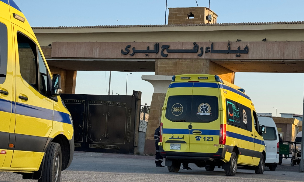Ambulâncias aguardam em fila no lado egípcio da passagem de fronteira de Rafah com a Faixa de Gaza palestina, no nordeste do Egito, no primeiro dia da evacuação de cerca de 50 palestinos, na passagem de Rafah, em 2 de fevereiro de 2026. A principal passagem de fronteira de Rafah, em Gaza, foi reaberta aos palestinos em 2 de fevereiro de 2026, disse um oficial de segurança israelense, mas a mídia estatal egípcia afirmou que apenas 50 pessoas seriam autorizadas a cruzar em cada direção nos primeiros dias. A retomada das operações ocorre depois que as forças israelenses assumiram o controle da porta de entrada para o Egito em maio de 2024, durante a guerra com o Hamas.
