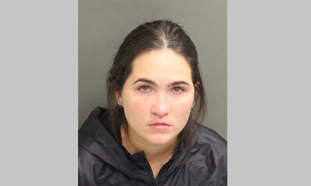 Amanda Vasconcelos Tavares Reis, de 28 anos, esposa do cantor sertanejo Henrique, que faz dupla com Juliano, foi presa na última segunda-feira (2), em Orlando, na Flórida, por dirigir com a carteira de habilitação vencida.