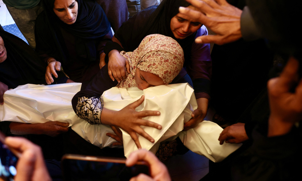 Uma mãe chora sobre o corpo de seu filho palestino de três anos, Iyad Ahmed Naeem Al-Rabai’a, que teria sido morto por um ataque aéreo israelense, durante seu funeral no Hospital Nasser em Khan Yunis, no sul da Faixa de Gaza, em 2 de fevereiro de 2026. Ataques aéreos israelenses mataram 32 pessoas, incluindo crianças, em Gaza em 31 de janeiro, de acordo com a agência de defesa civil do território palestino, já que os militares disseram ter atacado em resposta a uma violação do cessar-fogo pelo Hamas.