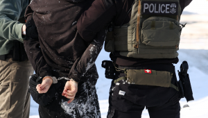 Agentes federais detêm um manifestante em Minneapolis, Minnesota, em 3 de fevereiro de 2026. Um juiz dos EUA negou, em 31 de janeiro de 2026, o pedido de Minnesota para forçar o Serviço de Imigração e Alfândega (ICE) a suspender sua ampla operação de detenção e deportação no estado, que deixou dois cidadãos americanos mortos e alimentou protestos em massa. Agentes federais mascarados e fortemente armados percorreram comunidades de Minnesota em busca de imigrantes indocumentados, detendo milhares e matando a tiros dois cidadãos americanos no processo.