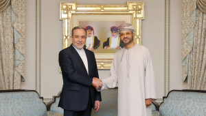 Esta foto divulgada pelo Ministério das Relações Exteriores de Omã em 6 de fevereiro de 2026 mostra o Ministro das Relações Exteriores do Irã, Abbas Araghchi (à esquerda), apertando a mão do Ministro das Relações Exteriores de Omã, Badr bin Hamad al-Busaidi, em Mascate. O principal diplomata do Irã, Abbas Araghchi, reuniu-se com seu homólogo omanita em Mascate em 6 de fevereiro, antes das negociações mediadas por Omã com os Estados Unidos sobre o programa nuclear da república islâmica.