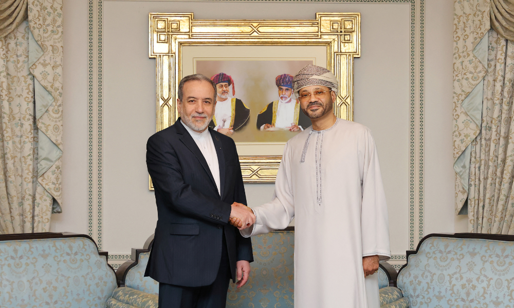 Esta foto divulgada pelo Ministério das Relações Exteriores de Omã em 6 de fevereiro de 2026 mostra o Ministro das Relações Exteriores do Irã, Abbas Araghchi (à esquerda), apertando a mão do Ministro das Relações Exteriores de Omã, Badr bin Hamad al-Busaidi, em Mascate. O principal diplomata do Irã, Abbas Araghchi, reuniu-se com seu homólogo omanita em Mascate em 6 de fevereiro, antes das negociações mediadas por Omã com os Estados Unidos sobre o programa nuclear da república islâmica.