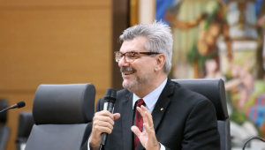 Ministro teria questionado se jovem era lésbica antes de assediá-la, diz revista