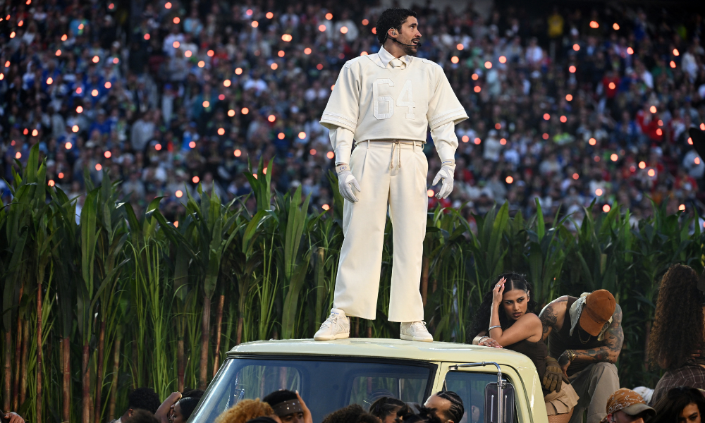 O cantor porto-riquenho Bad Bunny se apresenta durante o show do intervalo do Super Bowl LX, Patriots vs Seahawks, no Levi's Stadium em Santa Clara, Califórnia, em 8 de fevereiro de 2026. (Foto de JOSH EDELSON / AFP) Conteúdo relacionado