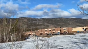 IMAGEM DE DESTAQUE - Esta captura de tela de um vídeo fornecido pelo jornalista local Trent Ernst mostra o prédio da escola de ensino fundamental e médio onde ocorreu um tiroteio, deixando pelo menos nove mortos na pequena cidade de Tumbler Ridge, Colúmbia Britânica, em 10 de fevereiro de 2026. (Foto de Trent Ernst / AFP) / XGTY / USO RESTRITO A FINS EDITORIAIS - CRÉDITO OBRIGATÓRIO "FOTO AFP / TRENT ERNST" - PROIBIDO O USO PARA FINS DE MARKETING OU CAMPANHAS PUBLICITÁRIAS - DISTRIBUÍDO COMO UM SERVIÇO AOS CLIENTES