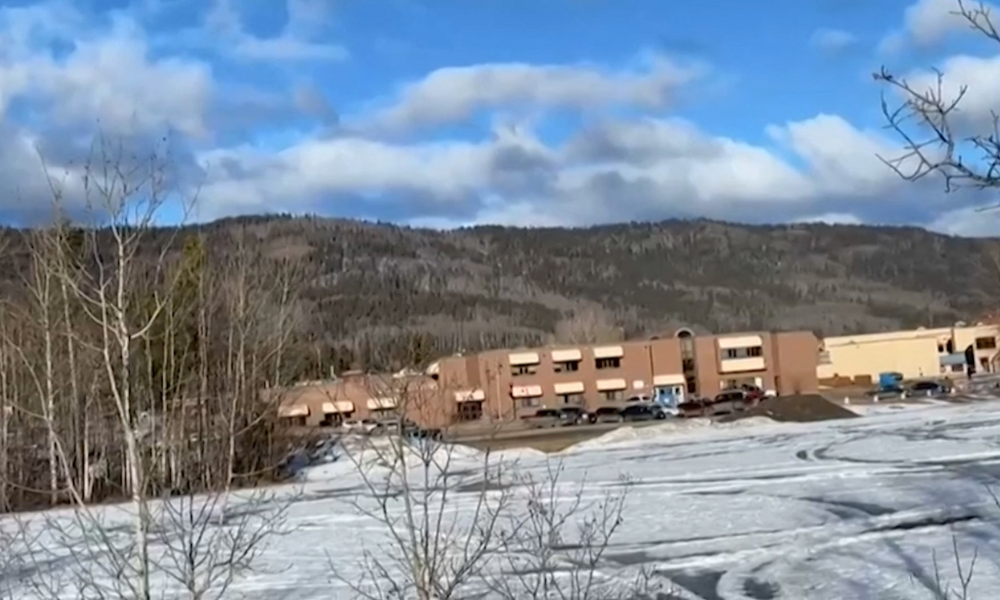 IMAGEM DE DESTAQUE - Esta captura de tela de um vídeo fornecido pelo jornalista local Trent Ernst mostra o prédio da escola de ensino fundamental e médio onde ocorreu um tiroteio, deixando pelo menos nove mortos na pequena cidade de Tumbler Ridge, Colúmbia Britânica, em 10 de fevereiro de 2026. (Foto de Trent Ernst / AFP) / XGTY / USO RESTRITO A FINS EDITORIAIS - CRÉDITO OBRIGATÓRIO "FOTO AFP / TRENT ERNST" - PROIBIDO O USO PARA FINS DE MARKETING OU CAMPANHAS PUBLICITÁRIAS - DISTRIBUÍDO COMO UM SERVIÇO AOS CLIENTES