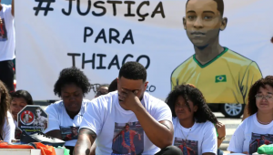 Rio de Janeiro (RJ), 19/08/2023 - Diogo Fausino, pai de Thiago, se emociona em ato. A ONG Rio de Paz, familiares de Thiago Menezes Flausino, moradores, amigos e lideranças da Cidade de Deus, onde o menino de 13 anos foi morto em ação da PM, no último dia 6; fazem protesto e enterro simbólico, na Praia de Copacabana. Foto:Tânia Rêgo/Agência Brasil© Tânia Rêgo/Agência Brasil