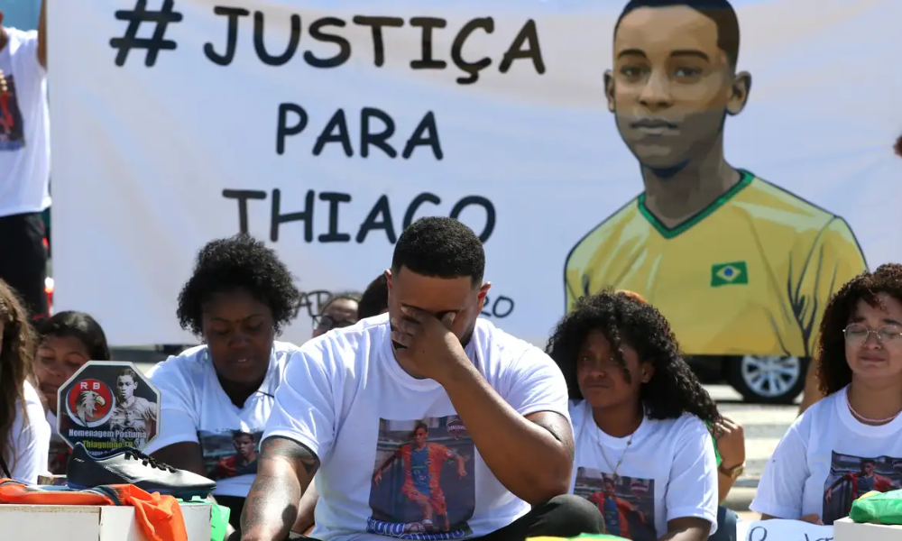 Rio de Janeiro (RJ), 19/08/2023 - Diogo Fausino, pai de Thiago, se emociona em ato. A ONG Rio de Paz, familiares de Thiago Menezes Flausino, moradores, amigos e lideranças da Cidade de Deus, onde o menino de 13 anos foi morto em ação da PM, no último dia 6; fazem protesto e enterro simbólico, na Praia de Copacabana. Foto:Tânia Rêgo/Agência Brasil© Tânia Rêgo/Agência Brasil