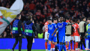 O atacante brasileiro do Real Madrid, número 07, Vinicius Junior (à direita), comemora com o zagueiro espanhol do Real Madrid, número 02, Dani Carvajal, ao final da partida de ida do play-off da fase eliminatória da Liga dos Campeões da UEFA entre SL Benfica e Real Madrid CF, no Estádio da Luz, em Lisboa, em 17 de fevereiro de 2026. O Real Madrid venceu por 1 a 0.