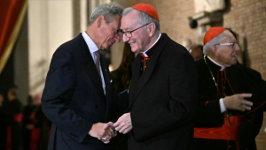 Francesco Di Nitto (à esquerda), embaixador da Itália junto à Santa Sé, despede-se do cardeal Pietro Parolin, secretário de Estado do Vaticano, após uma cerimônia que marcou o 97º aniversário do Pacto de Latrão com o Vaticano, em Roma, em 17 de fevereiro de 2026. (Foto de Andreas Solaro / AFP)