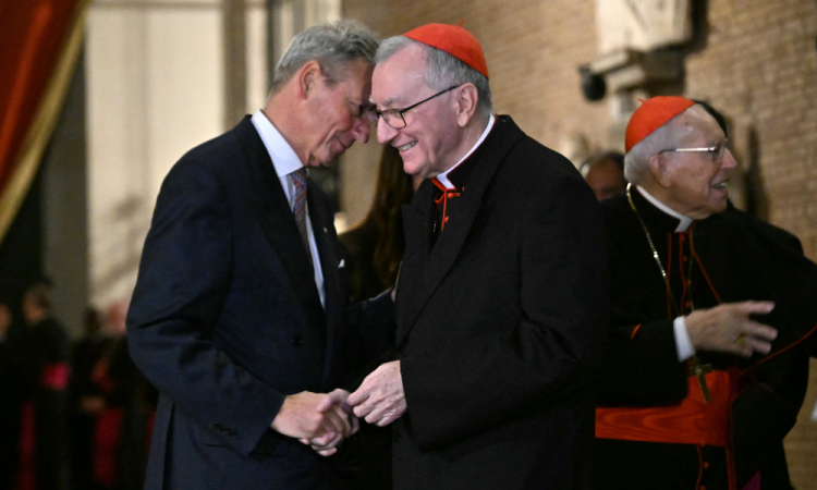 Francesco Di Nitto (à esquerda), embaixador da Itália junto à Santa Sé, despede-se do cardeal Pietro Parolin, secretário de Estado do Vaticano, após uma cerimônia que marcou o 97º aniversário do Pacto de Latrão com o Vaticano, em Roma, em 17 de fevereiro de 2026. (Foto de Andreas Solaro / AFP)