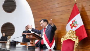 Esta foto divulgada pelo Congresso peruano mostra o novo presidente interino do Peru, José María Balcázar (à direita), gesticulando enquanto discursa após sua eleição no Congresso Nacional em Lima, em 18 de fevereiro de 2026. O parlamentar peruano de esquerda José María Balcázar foi eleito presidente do Congresso em 18 de fevereiro de 2026 e se tornará automaticamente presidente interino do país, após o impeachment de José Jeri em um novo episódio de instabilidade política.
