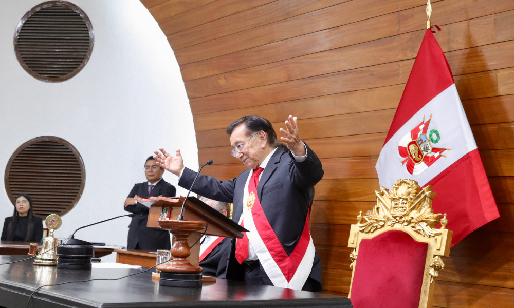 Esta foto divulgada pelo Congresso peruano mostra o novo presidente interino do Peru, José María Balcázar (à direita), gesticulando enquanto discursa após sua eleição no Congresso Nacional em Lima, em 18 de fevereiro de 2026. O parlamentar peruano de esquerda José María Balcázar foi eleito presidente do Congresso em 18 de fevereiro de 2026 e se tornará automaticamente presidente interino do país, após o impeachment de José Jeri em um novo episódio de instabilidade política.