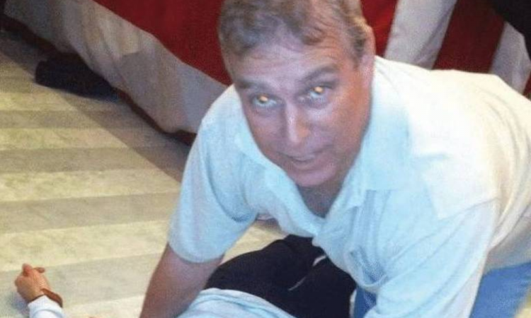 Pr&iacute;ncipe Andrew aparece ajoelhado sobre uma mulher n&atilde;o identificada, deitada no ch&atilde;o, em uma das imagens citadas no caso Epstein; o filho da rainha Elizabeth 2&ordf; sempre negou qualquer irregularidade - Divulga&ccedil;&atilde;o Departamento de Justi&ccedil;a dos EUA