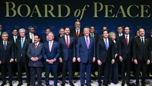 O presidente dos EUA, Donald Trump (C), ladeado pelo vice-presidente dos EUA, JD Vance (E) e pelo secretário de Estado dos EUA, Marco Rubio (D), junta-se a líderes para uma foto de grupo durante a reunião inaugural do "Conselho da Paz" no Instituto da Paz dos EUA em Washington, DC, em 19 de fevereiro de 2026. O presidente Trump reuniu aliados na quinta-feira para inaugurar o "Conselho da Paz", sua nova instituição focada no progresso em Gaza, mas cujas ambições vão muito além. Cerca de duas dúzias de líderes mundiais ou outros altos funcionários vieram a Washington para a reunião - incluindo vários amigos de Trump com tendências autoritárias e praticamente nenhum dos democratas europeus que tradicionalmente apoiam iniciativas dos EUA.