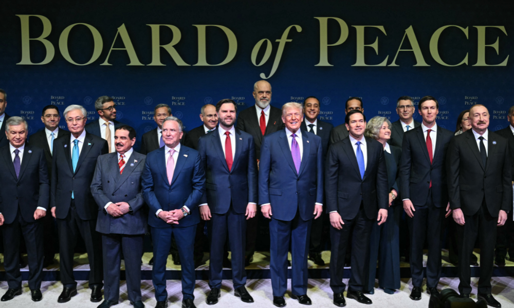 O presidente dos EUA, Donald Trump (C), ladeado pelo vice-presidente dos EUA, JD Vance (E) e pelo secretário de Estado dos EUA, Marco Rubio (D), junta-se a líderes para uma foto de grupo durante a reunião inaugural do "Conselho da Paz" no Instituto da Paz dos EUA em Washington, DC, em 19 de fevereiro de 2026. O presidente Trump reuniu aliados na quinta-feira para inaugurar o "Conselho da Paz", sua nova instituição focada no progresso em Gaza, mas cujas ambições vão muito além. Cerca de duas dúzias de líderes mundiais ou outros altos funcionários vieram a Washington para a reunião - incluindo vários amigos de Trump com tendências autoritárias e praticamente nenhum dos democratas europeus que tradicionalmente apoiam iniciativas dos EUA.