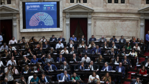 Uma tela mostra a votação dos deputados argentinos durante uma sessão para debater as reformas da legislação trabalhista no Congresso Nacional em Buenos Aires, no início de 20 de fevereiro de 2026. A Câmara dos Deputados da Argentina aprovou a reforma trabalhista promovida pelo governo de Javier Milei pouco depois da meia-noite de 19 para 20 de fevereiro de 2026, em um passo importante, mas não definitivo, para sua promulgação, após um dia de greves gerais que paralisaram o país.