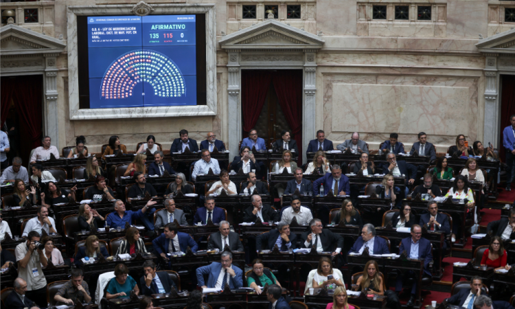 Uma tela mostra a votação dos deputados argentinos durante uma sessão para debater as reformas da legislação trabalhista no Congresso Nacional em Buenos Aires, no início de 20 de fevereiro de 2026. A Câmara dos Deputados da Argentina aprovou a reforma trabalhista promovida pelo governo de Javier Milei pouco depois da meia-noite de 19 para 20 de fevereiro de 2026, em um passo importante, mas não definitivo, para sua promulgação, após um dia de greves gerais que paralisaram o país.