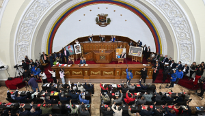 Parlamentares da Assembleia Nacional da Venezuela votam durante um debate sobre um projeto de lei de anistia proposto pela presidente interina da Venezuela, Delcy Rodríguez, na Assembleia Nacional em Caracas, em 19 de fevereiro de 2026. O Parlamento da Venezuela aprovou por unanimidade, em 19 de fevereiro, uma lei de anistia histórica que deverá levar à libertação de centenas de presos políticos após 27 anos de chavismo.
