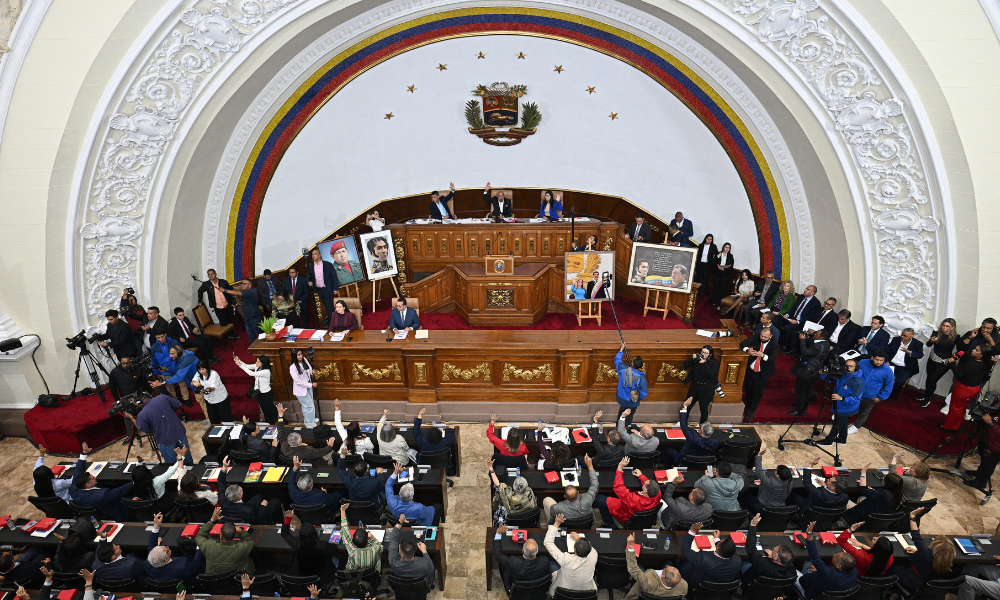 Parlamentares da Assembleia Nacional da Venezuela votam durante um debate sobre um projeto de lei de anistia proposto pela presidente interina da Venezuela, Delcy Rodríguez, na Assembleia Nacional em Caracas, em 19 de fevereiro de 2026. O Parlamento da Venezuela aprovou por unanimidade, em 19 de fevereiro, uma lei de anistia histórica que deverá levar à libertação de centenas de presos políticos após 27 anos de chavismo.