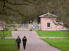 Agentes da polícia caminham em direção à entrada do Royal Lodge, uma propriedade de 30 quartos e antiga residência do ex-príncipe Andrew da Grã-Bretanha, onde a polícia disse que ainda está realizando uma busca, em Windsor, a oeste de Londres, em 20 de fevereiro de 2026, um dia depois de Andrew Mountbatten-Windsor ter sido preso na remota propriedade da família real em Sandringham, no leste da Inglaterra. A família real britânica entrou em crise em 19 de fevereiro, depois que o ex-príncipe Andrew foi preso pela polícia e mantido sob custódia por horas, em um golpe para a monarquia sem precedentes na história britânica moderna.