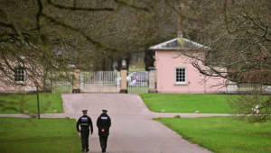 Agentes da polícia caminham em direção à entrada do Royal Lodge, uma propriedade de 30 quartos e antiga residência do ex-príncipe Andrew da Grã-Bretanha, onde a polícia disse que ainda está realizando uma busca, em Windsor, a oeste de Londres, em 20 de fevereiro de 2026, um dia depois de Andrew Mountbatten-Windsor ter sido preso na remota propriedade da família real em Sandringham, no leste da Inglaterra. A família real britânica entrou em crise em 19 de fevereiro, depois que o ex-príncipe Andrew foi preso pela polícia e mantido sob custódia por horas, em um golpe para a monarquia sem precedentes na história britânica moderna.