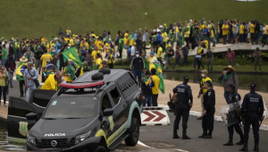 Brasilia (DF) 08/01/2023 - Golpistas invadem prédios públicos na praça dos Três Poderes. Na foto, carros da Polícia Legislativa são depredados por vândalos em frente ao Congresso Nacional.