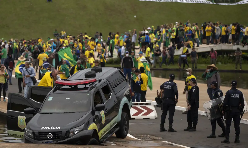 Brasilia (DF) 08/01/2023 - Golpistas invadem prédios públicos na praça dos Três Poderes. Na foto, carros da Polícia Legislativa são depredados por vândalos em frente ao Congresso Nacional.