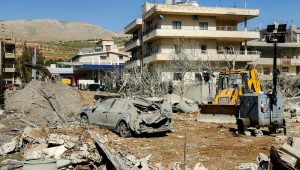 Uma escavadeira remove os escombros perto de edifícios gravemente danificados na vila de Bednayel, na região do Vale do Bekaa, no leste do Líbano, em 21 de fevereiro de 2026, após ataques israelenses. O presidente do Líbano, Joseph Aoun, condenou em 21 de fevereiro os ataques mortais de Israel contra seu país no dia anterior, enquanto um parlamentar do Hezbollah pediu a Beirute que suspendesse as reuniões com um comitê que monitora o cessar-fogo de um ano com Israel.