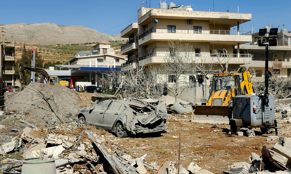 Uma escavadeira remove os escombros perto de edifícios gravemente danificados na vila de Bednayel, na região do Vale do Bekaa, no leste do Líbano, em 21 de fevereiro de 2026, após ataques israelenses. O presidente do Líbano, Joseph Aoun, condenou em 21 de fevereiro os ataques mortais de Israel contra seu país no dia anterior, enquanto um parlamentar do Hezbollah pediu a Beirute que suspendesse as reuniões com um comitê que monitora o cessar-fogo de um ano com Israel.