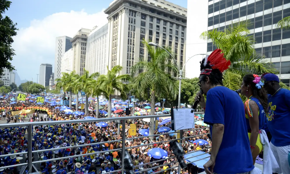 Monobloco arrasta multidão pelo centro do Rio.